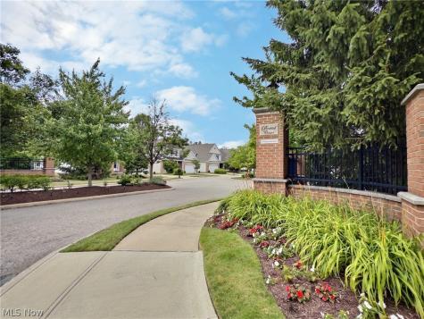 5041 Bristol Court Lyndhurst OH 44124