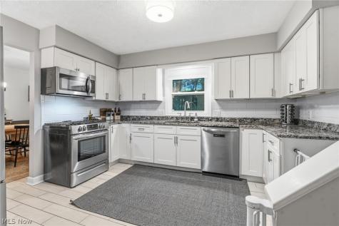 1884 Spring Valley Avenue NW Canton OH 44708