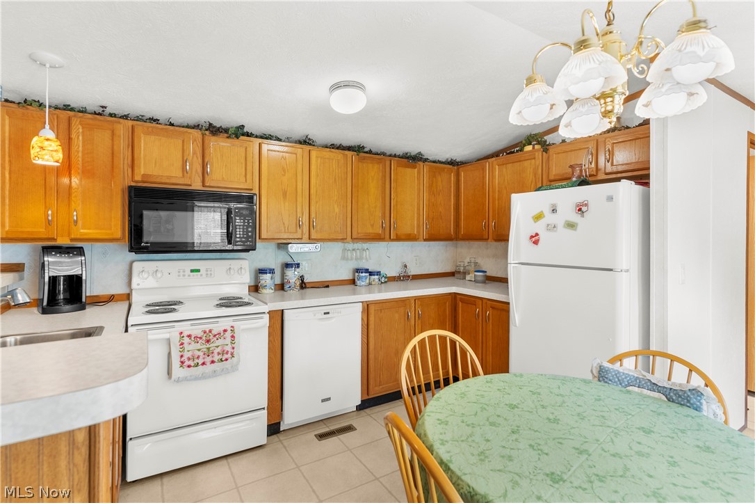 6886 Lindsley Avenue Andover OH 44003