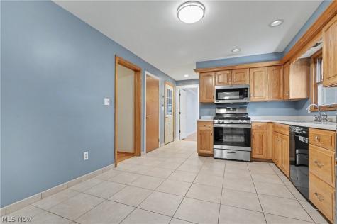 1372 Doncaster Drive Youngstown OH 44511