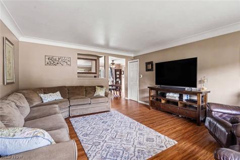 272 N Skyline Drive Seven Hills OH 44131