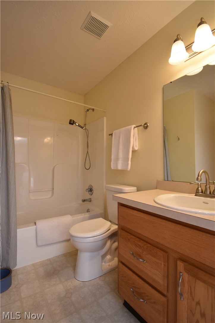 200 Potters Circle Girard OH 44420