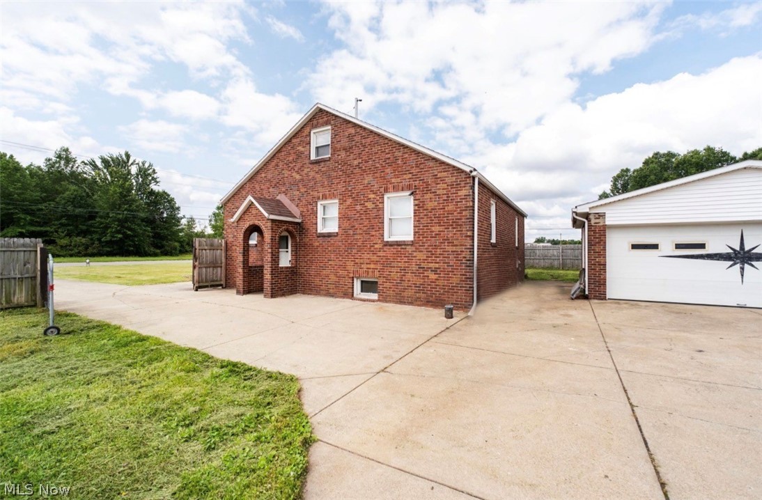 4242 Mccartney Road Lowellville OH 44436
