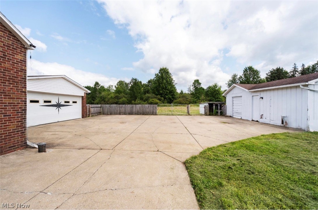 4242 Mccartney Road Lowellville OH 44436