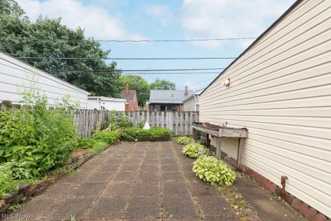 8812 Beech Avenue Brooklyn OH 44144