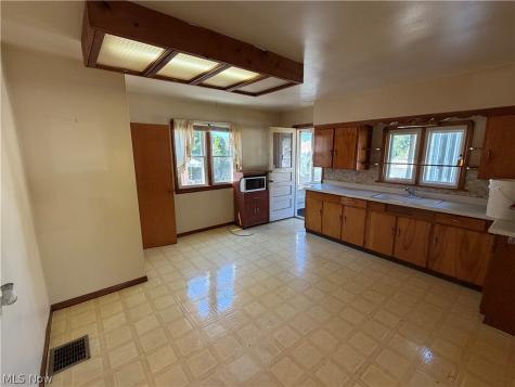 8305 Vineyard Avenue Cleveland OH 44105