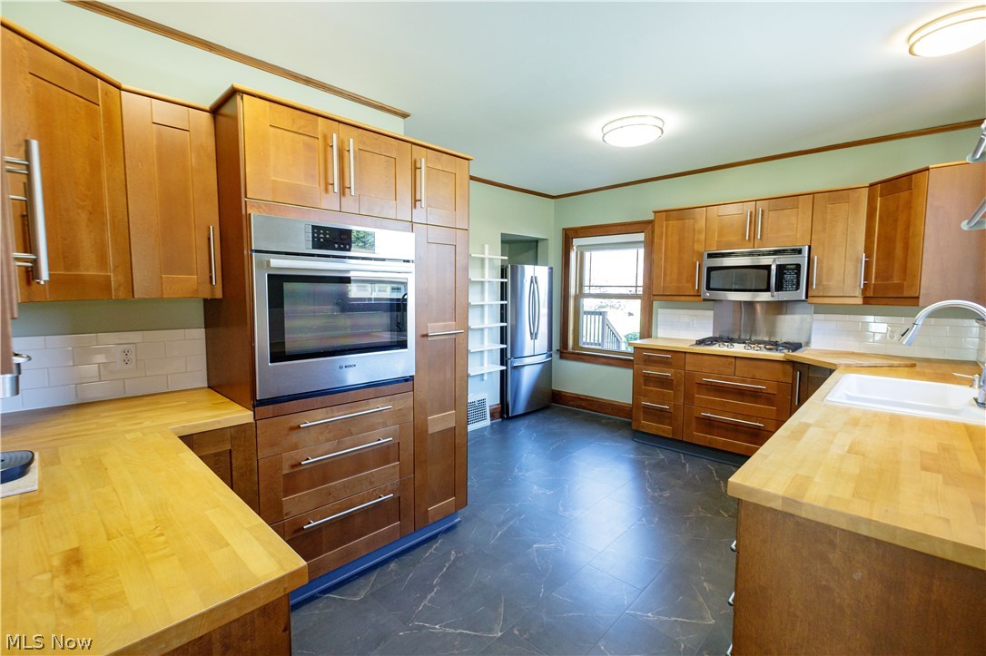 121 Wilson Avenue Waynesburg OH 44688