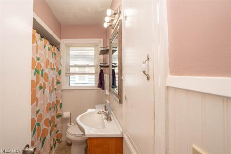 1041 Orchard Avenue NE North Canton OH 44720