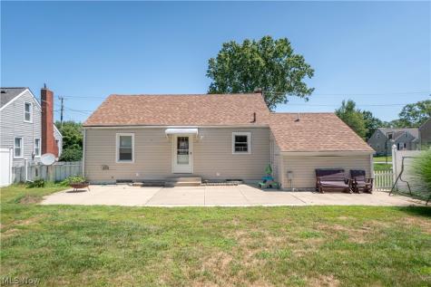 1041 Orchard Avenue NE North Canton OH 44720