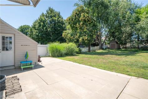 1041 Orchard Avenue NE North Canton OH 44720