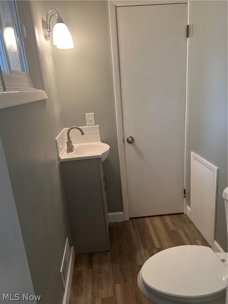36 E Dartmoor Avenue Seven Hills OH 44131