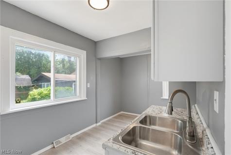 3842 Highland Road Cleveland OH 44111