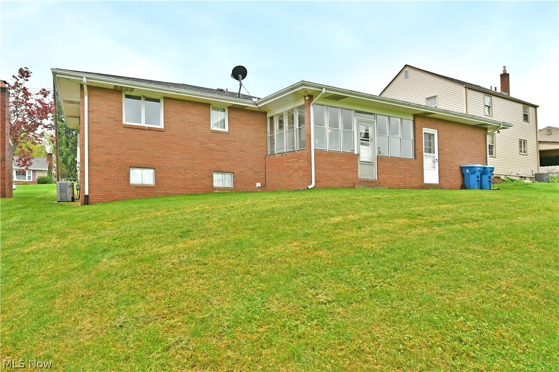 499 W Harvey Street Struthers OH 44471