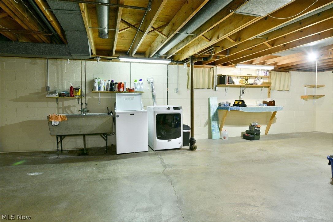 499 W Harvey Street Struthers OH 44471