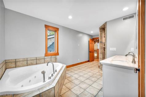 7184 Neff Road Valley City OH 44280