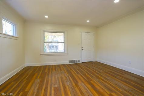 8216 Vineyard Avenue Cleveland OH 44105