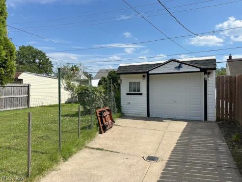 1011 Parkleigh Drive Parma OH 44134