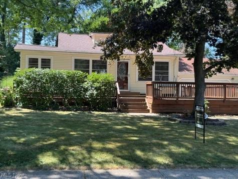 390 Oak Cliff Drive Bay Village OH 44140