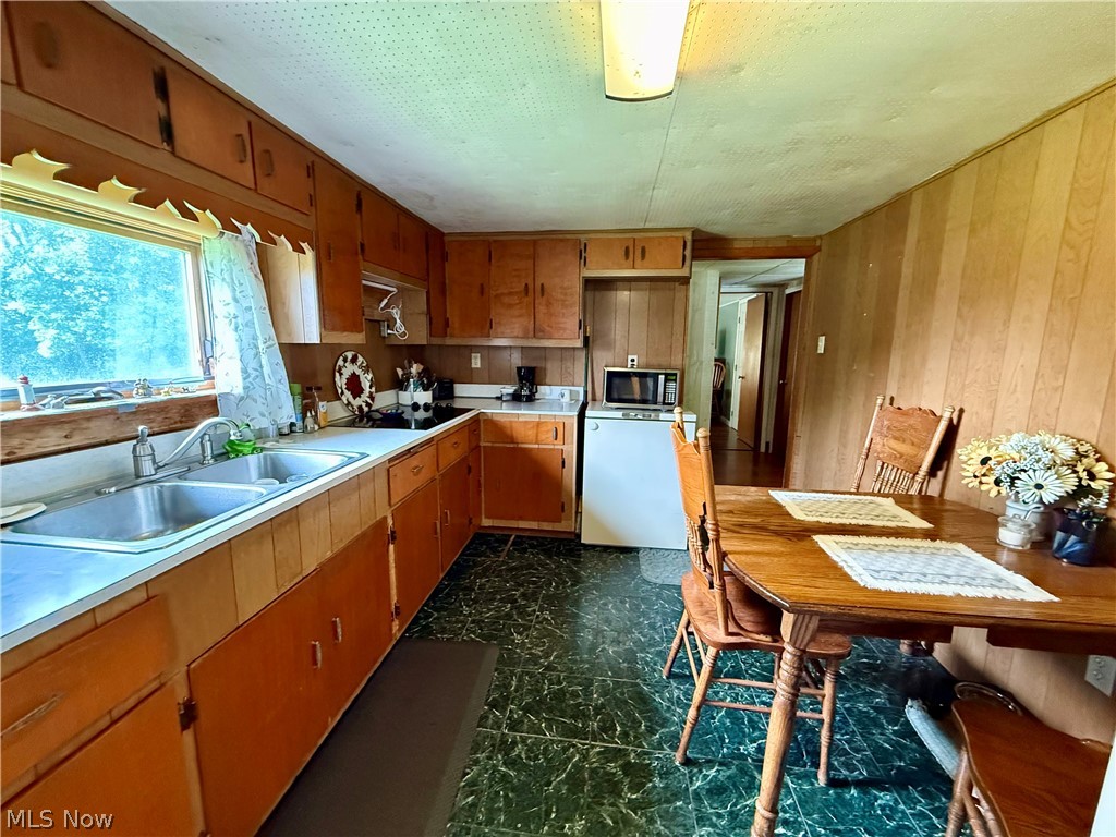 7176 Pearl Road SE Amsterdam OH 43903