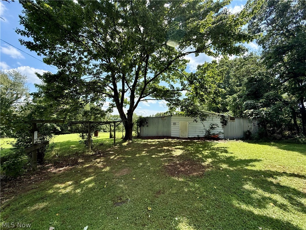 7176 Pearl Road SE Amsterdam OH 43903