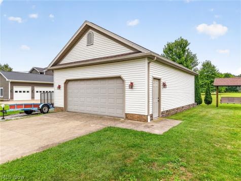 9276 Columbus Road NE Louisville OH 44641