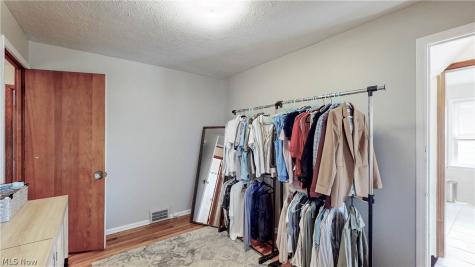8111 Thornton Drive Parma OH 44129