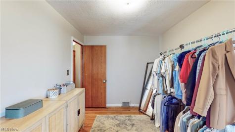 8111 Thornton Drive Parma OH 44129