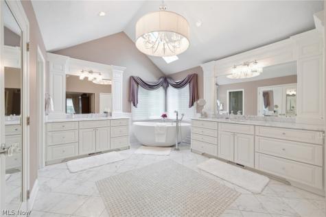 8650 Treetop Trail Broadview Heights OH 44147