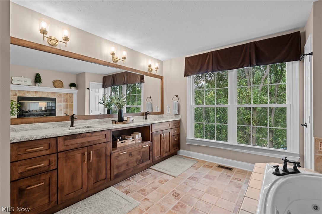 215 Beaumont Trail Aurora OH 44202