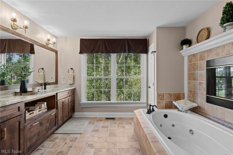 215 Beaumont Trail Aurora OH 44202