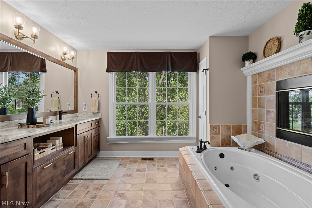 215 Beaumont Trail Aurora OH 44202
