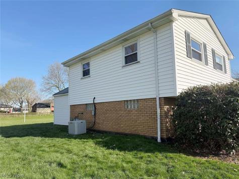 7090 Hillridge Avenue NE Canton OH 44721