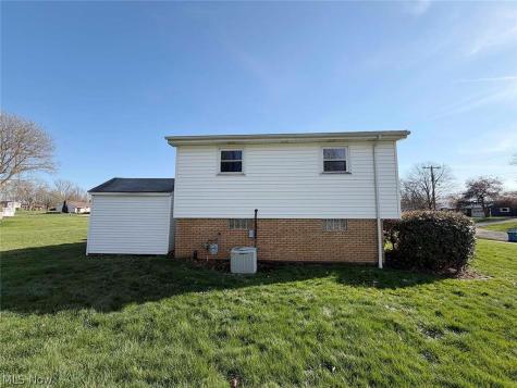 7090 Hillridge Avenue NE Canton OH 44721