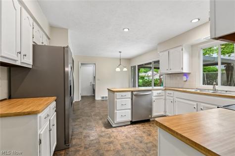 16980 S Meadows Circle Strongsville OH 44136