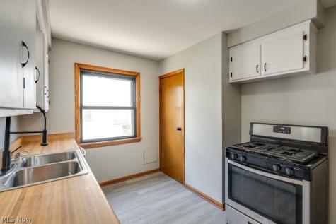 8514 Deerfield Drive Parma OH 44129