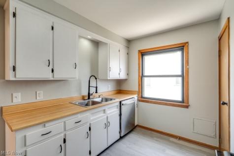 8514 Deerfield Drive Parma OH 44129