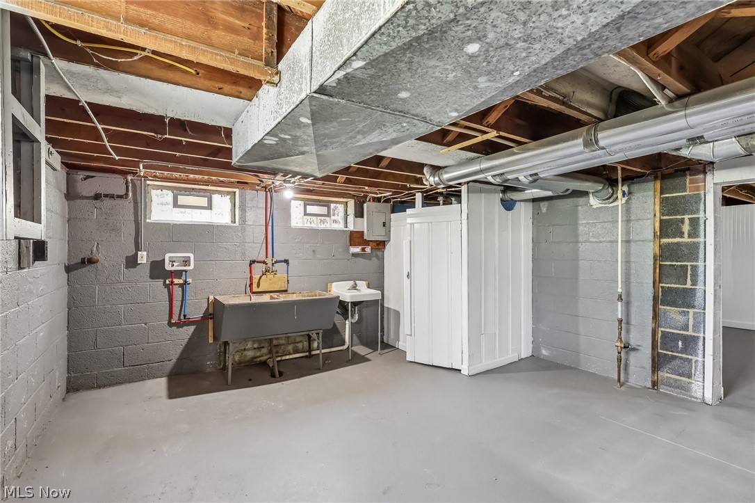 2052 N Taylor Road East Cleveland OH 44112
