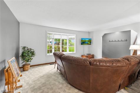 44 Navajo Trail Malvern OH 44644