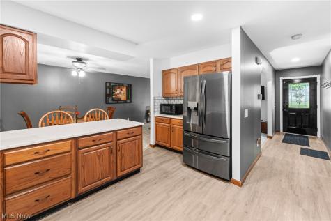 44 Navajo Trail Malvern OH 44644