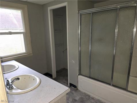 3952 E 74th Street Cleveland OH 44105