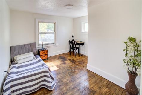 5328 Vine Street Maple Heights OH 44137