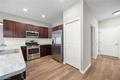 132 Acorn Lane Elyria OH 44035