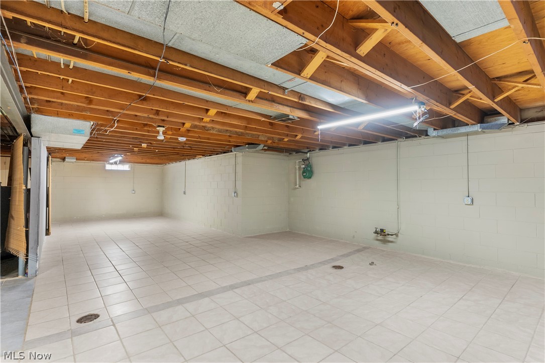 2163 Hollywood Street NE Warren OH 44483