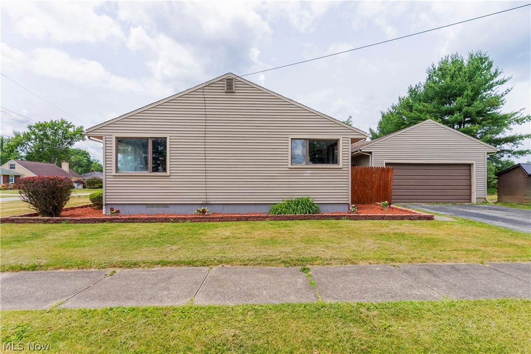 2163 Hollywood Street NE Warren OH 44483
