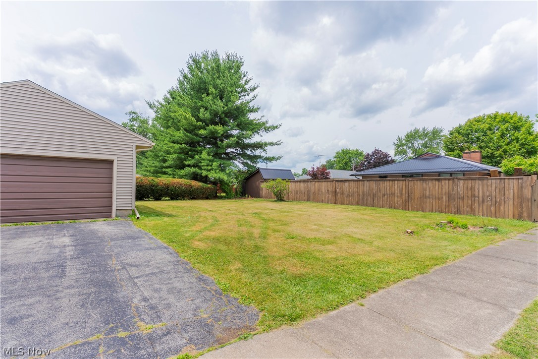 2163 Hollywood Street NE Warren OH 44483