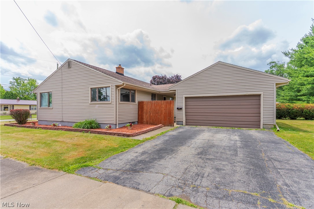 2163 Hollywood Street NE Warren OH 44483