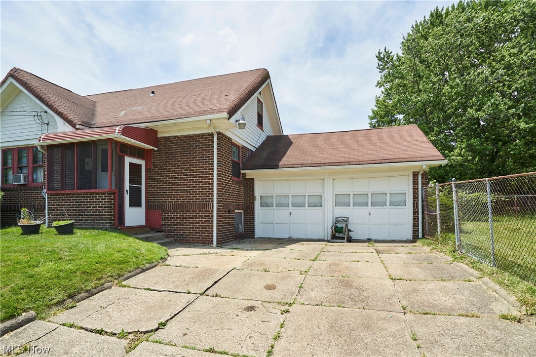 939 Lovers Lane Akron OH 44306