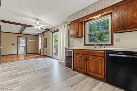 1056 Mohawk Trail SW Hartville OH 44632