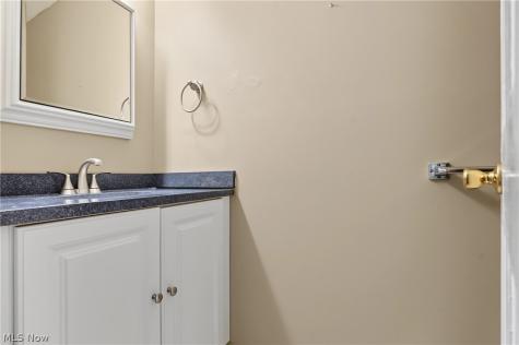 1056 Mohawk Trail SW Hartville OH 44632