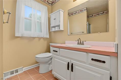 1056 Mohawk Trail SW Hartville OH 44632